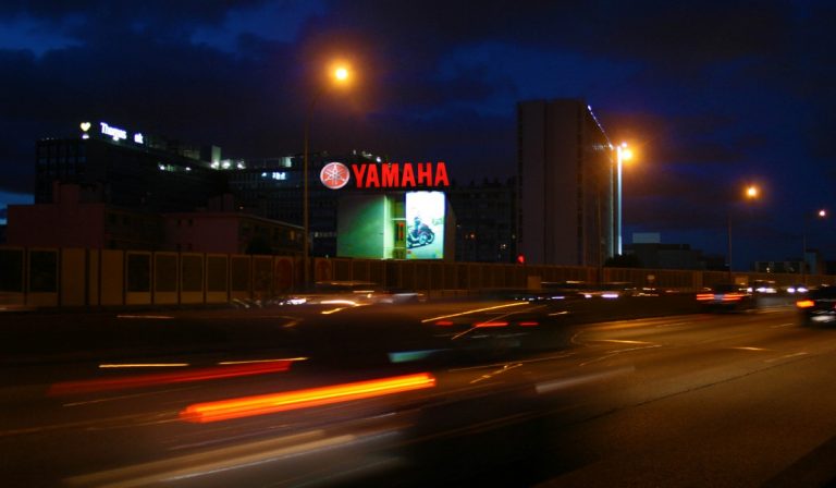 Publicité extérieur grand format pour Yamaha à Paris de nuit - PAP