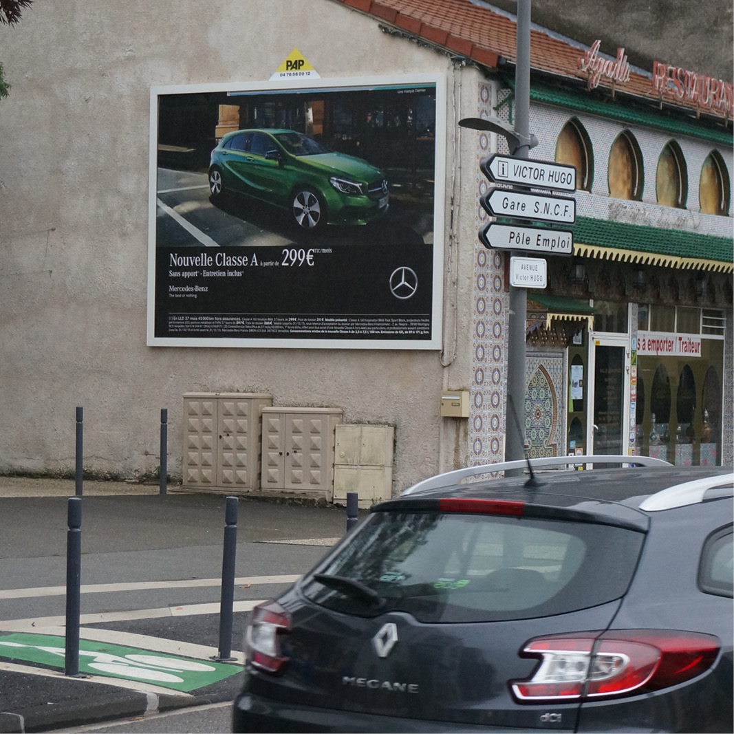 Panneau d'affichage publicitaire PAP - Panneau mural avec publicité Mercedes