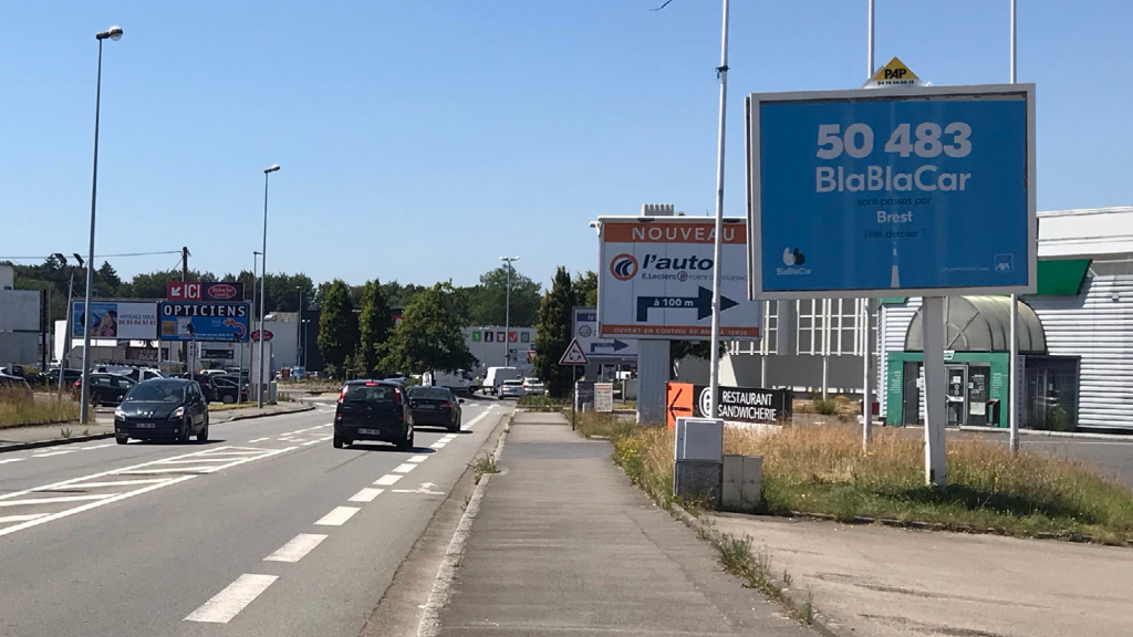 panneau publicitaire sur bord de route - Brest - PAP